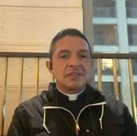 El padre 'Chucho' y más de 100 colombianos se encuentran atrapados en guerra de Israel. Dicen que viven un viacrucis y que están a la expectativa. 