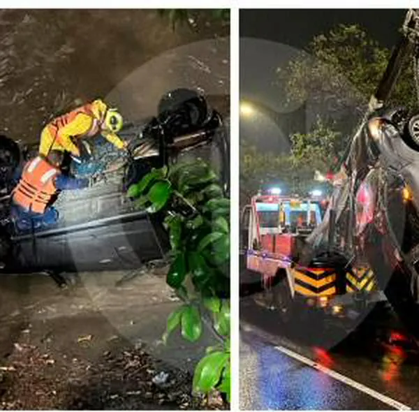 Un carro se cayó al río Medellín por las lluvias; el conductor perdió el control luego de estrellarse con un carro y una moto.