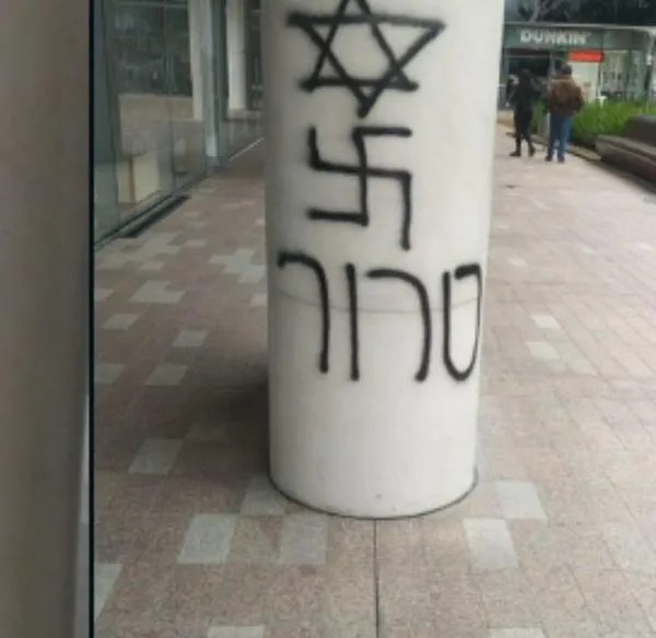Vandalizaron instalaciones de la Embajada de Israel en Bogotá; pintaron grafitis