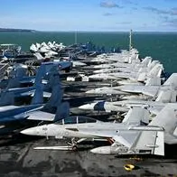 Estados Unidos envió portaaviones de ataque y armamento para apoyar a Israel