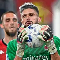 Giroud se tuvo que poner los guantes en victoria del Milan y en Italia venden su camiseta de portero