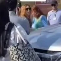 La cantante Shakira recibió una serie de comentarios a favor y en contra luego de video en el que aseguran que empuja a una señora.