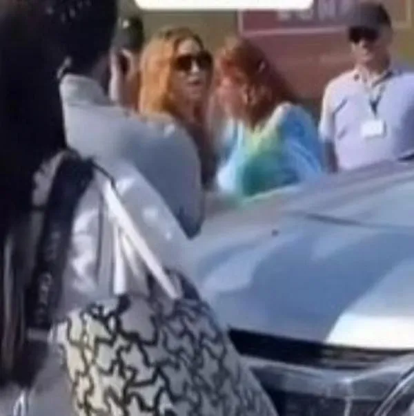 La cantante Shakira recibió una serie de comentarios a favor y en contra luego de video en el que aseguran que empuja a una señora.