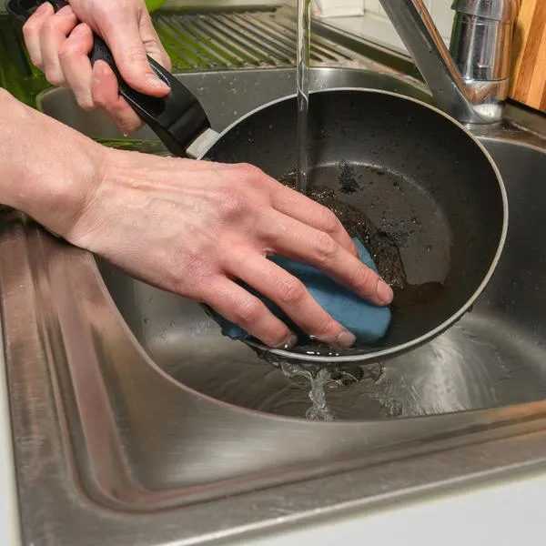 Por qué no se le debe echar agua fría a un sartén caliente.