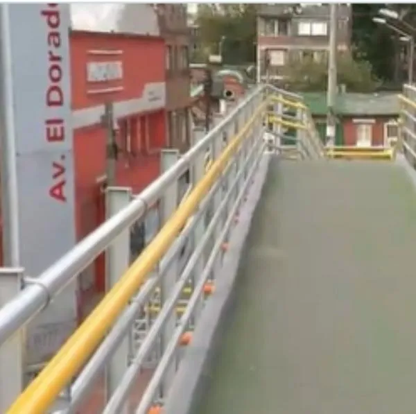 Puentes de Transmilenio aparecieron con tapetes en Bogotá y contrato costó una millonada. Varios consideraron ese contrato como innecesario. 