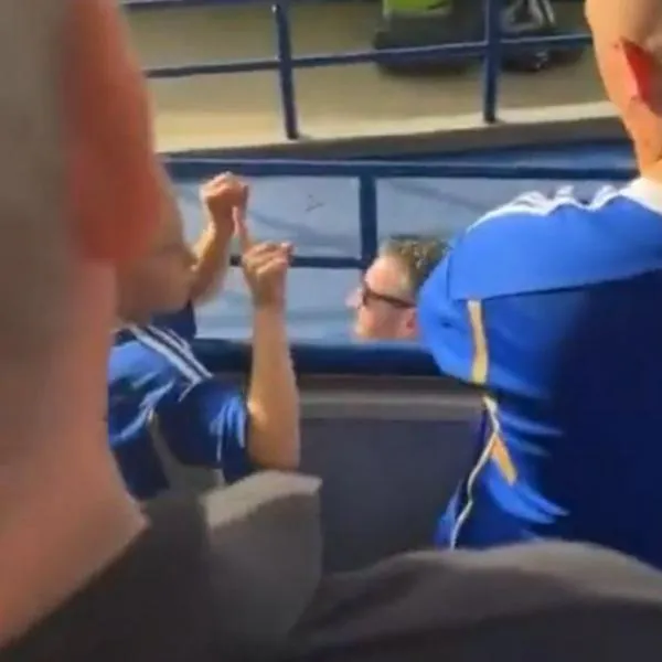 Niño del Leicester sacó la piedra a aficionados del Stoke al celebrarles gol en la cara: video es viral.