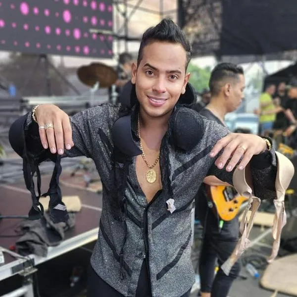 Le lanzan brasieres a Orlando Liñán en concierto en Venezuela