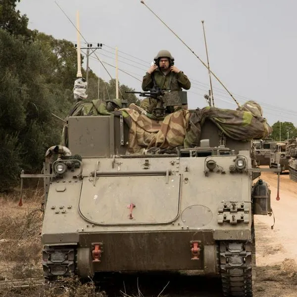 Tanque israelí custodia la frontera con la Franja de Gaza después de los masivos ataques de Hamás.