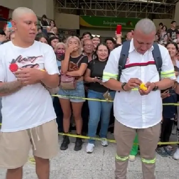 Hombres que se pelaron y se quitaron las cejas para ganar un iPhone 15.