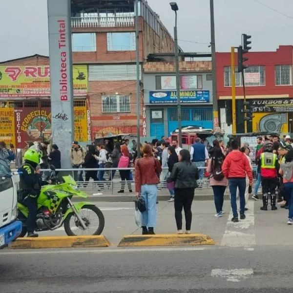 Cierran estación de Transmilenio en Bogotá, lo que ha producido un enorme trancón para los habitantes que viven en Kennedy y Bosa.