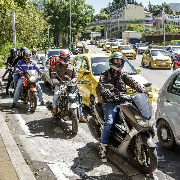 Consecuencias para las motos que zigzaguean entre los carros: accidentes y multas. 