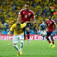 Camilo Zuñiga con Colombia lesionando a Neymar en el Mundial Brasil 2014.