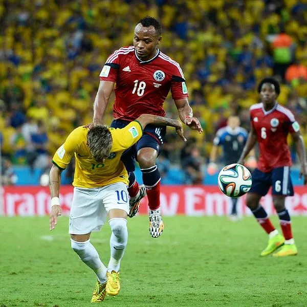 Camilo Zuñiga con Colombia lesionando a Neymar en el Mundial Brasil 2014.