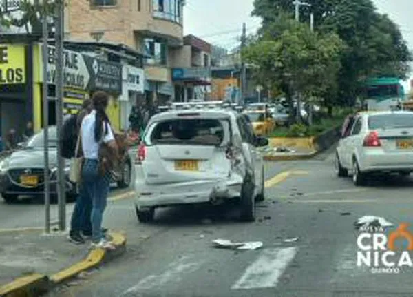 En Armenia, carro se quedó sin frenos y causó grave accidente con otros 3 vehículos más, motociclistas involucradas-