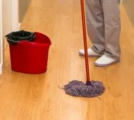 Cómo limpiar el trapero para quitarle el olor a humedad: método efectivo usando detergente, vinagre y bicarbonato de sodio.