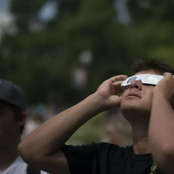 Alerta por gafas falsas para ver el eclipse: ¿Cómo verificar que sean originales?