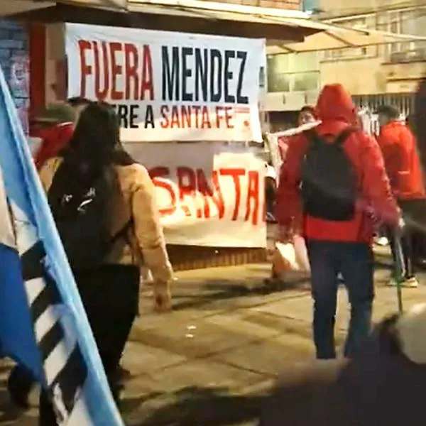 Protestas de hinchas de Independiente Santa Fe contra Eduardo Méndez 