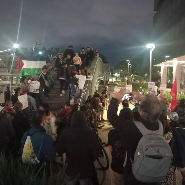 Plantón frente a la embajada de Israel en Bogotá a favor de Palestina.