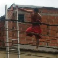 Medellín: rescatan a hombre que estaba atrapado y a punto de caer de una terraza