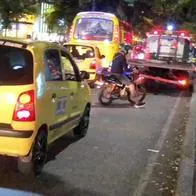 En Bucaramanga, un motociclista causó indignación al subirse a un andén para evadir un retén. El hombre aceleró y puso en peligro a peatones.