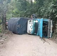 Se volcó camión en vía de Santander y afectó la movilidad; no hay paso
