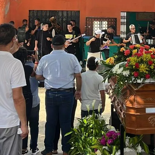 La Banda del 5, famosa agrupación vallenata, sorprendió y cantó en sepelio de Julio Bolaños, un adulto mayor que era fiel seguidor del grupo.