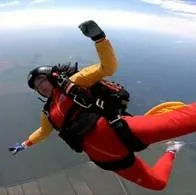 Mujer se lanzó de un avión y el paracaídas no le abrió: hay video de donde fue