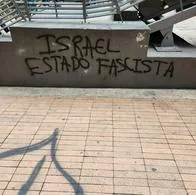 Embajada de Israel en Bogotá, llenada de grafitis por simpatizantes de Palestina