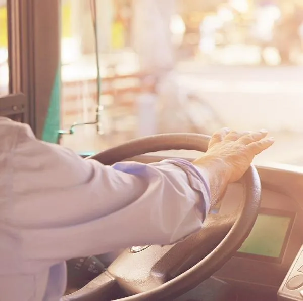 A conductor de empresa de transportes se le disparó arma que iba en maleta de pasajero.