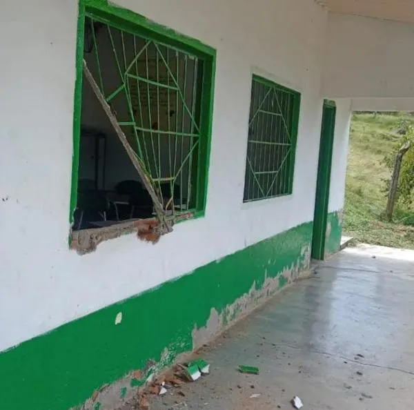 Ladrones entraron a colegios en Antioquia y se robaron computadores y nevera