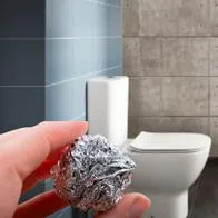 Estos son los beneficios de usar papel aluminio en el tanque del inodoro