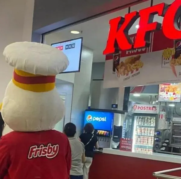 El pollo de Frisby repartió volantes publicitarias frente a su más directo competidor en Colombia: KFC, y se viralizó en redes sociales.