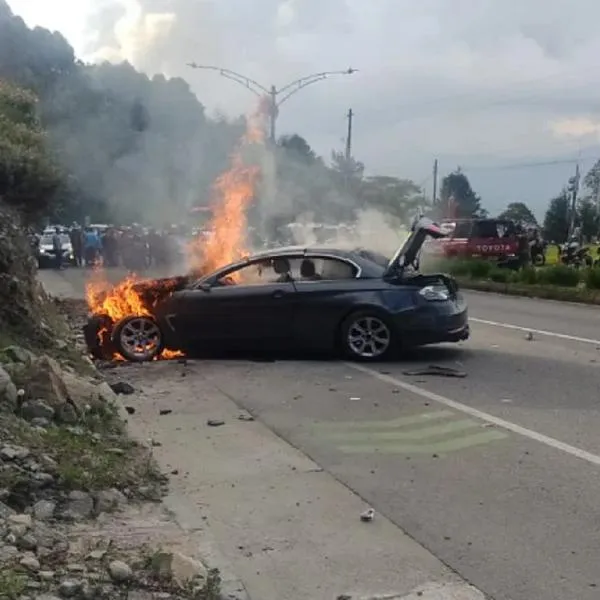 Tres heridos dejó accidente en Las Palmas de Envigado y un carro se incendió