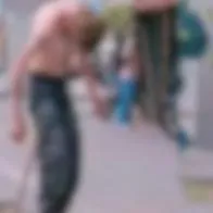 Inquietante video: hombre zombi por el consumo de fentanilo en Medellín