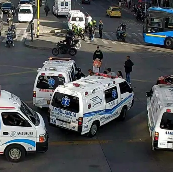 Conductor de la ambulancia en Bogotá admitió que hay guerra del centavo entre estos vehículos en la capital. Les pagan entre 30.000 y 50.000 por paciente. 