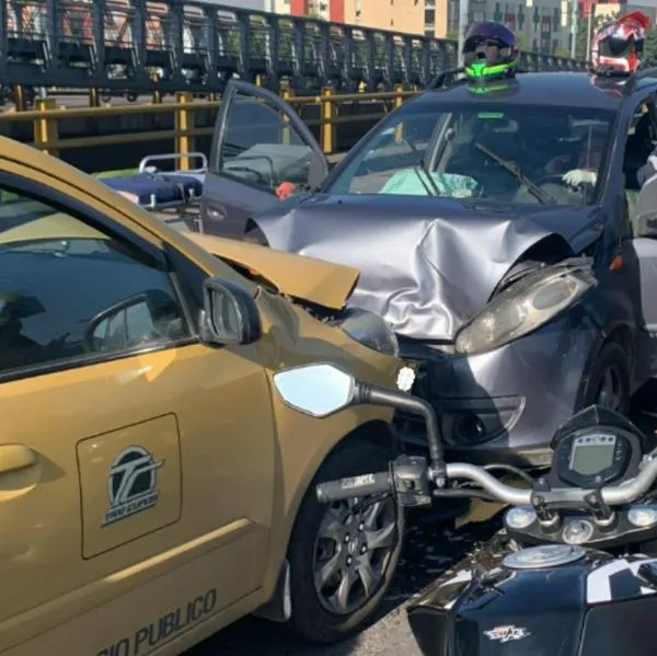 Caos en el sur de Bogotá por grave accidente de tránsito entra taxi y carro particular que chocaron de frente. Hay varias ambulancias en el sitio. 