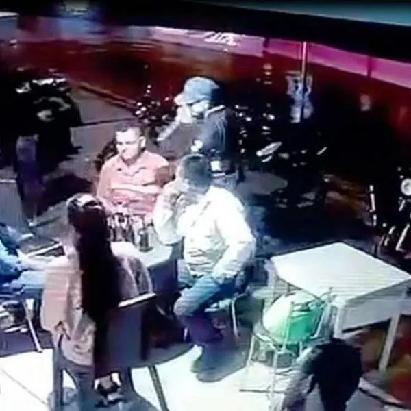 Lanzando botellas, así se defendieron de ladrones armados: clientes astutos.
