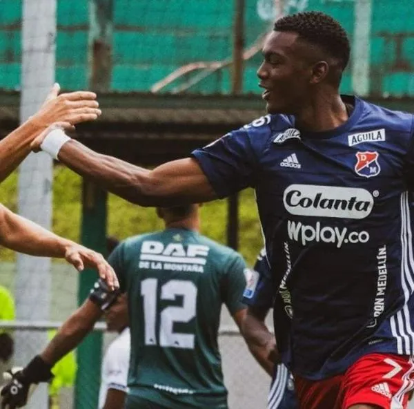 Bus de Medellín se incendió y llevaba jugadores a partido: dicen si hay heridos