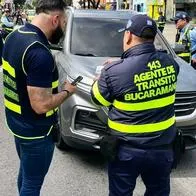 En Bucaramanga, un hombre que alertaba a conductores sobre retenes se hizo viral al decir que ahora cobrará por avisarlos. Acá, los detalles.
