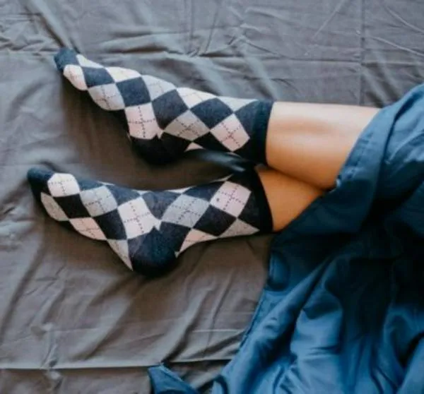 La ciencia habla sobre si es bueno o no dormir con calcetines