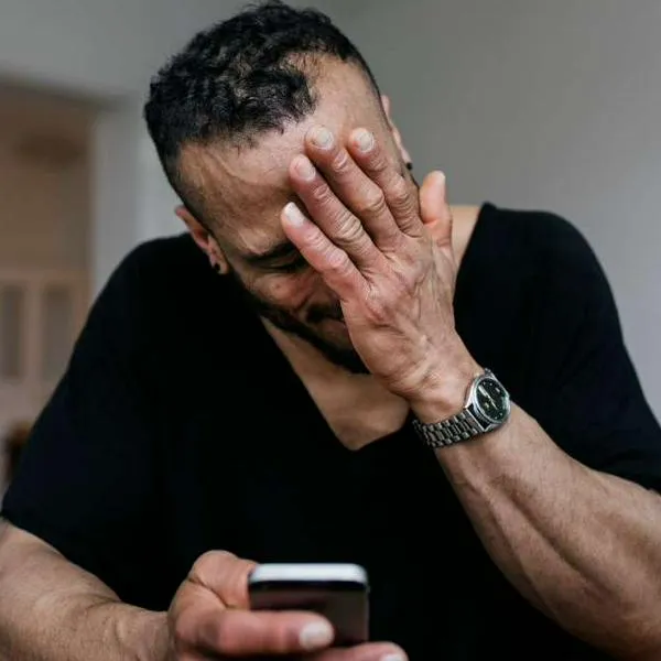 Foto de hombre preocupado, en nota de por qué WhatsApp podrá eliminar cuentas desde el 31 de octubre: dan los motivos