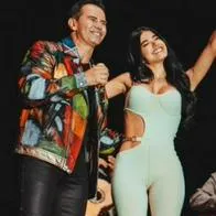 Jhonny Rivera junto a su novia, Jenny López, a quienes les rumoraron estar peleados por unas fotos en vestido de baño de ella. El cantante respondió al chisme