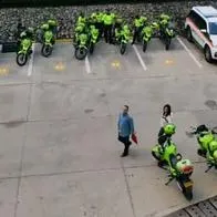 Un hincha de Santa Fe le reclamó airadamente a Eduardo Méndez, presidente del club, en Barranquilla en el partido de la Selección Colombia.