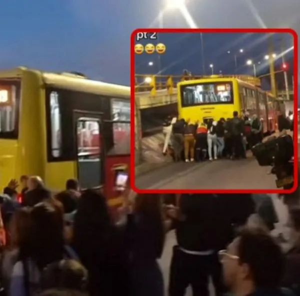 Pasajeros de Transmilenio terminaron empujando bus que se varó en Bogotá.
