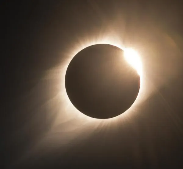 Eclipse solar 2023: a que hora verlo y actividades antes de que salga