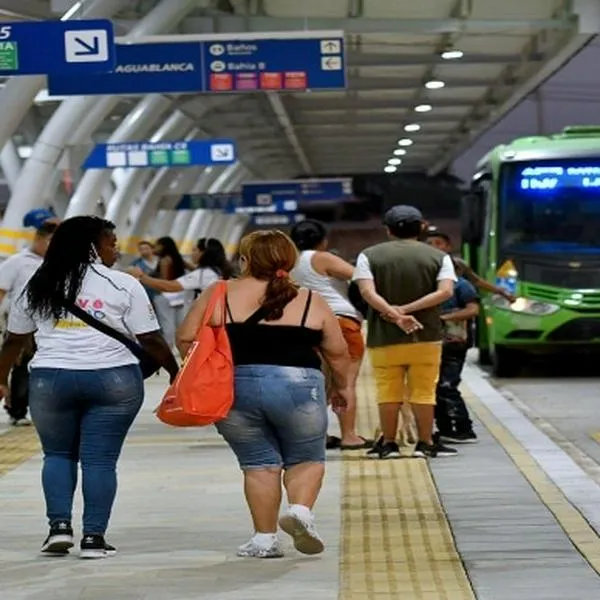 Una joven fue víctima de un extraño robo en el transporte público de Cali y contó su historia. Alertó a demás usuarios.