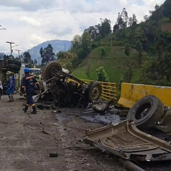 Así quedaron los vehículos de carga que chocaron en La Línea, entre Calarcá y Cajamarca