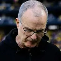 Foto de Marcelo Bielsa, en nota de polémica en Colombia vs Uruguay por reproche al técnico por actitud en himnos.