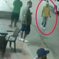 En Cartagena, un sicario le disparó a un hombre y él se protegió con una silla, la víctima se salvó de morir.