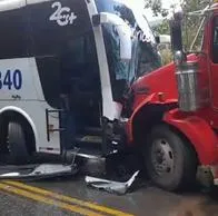 Así quedaron el bus del Bolivariano y la tractomula luego del impactante choque que tuvieron en La Línea, a la altura de la vía Ibagué-Cajamarca